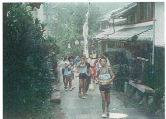 地蔵盆」子供会が各家庭をまわり賽銭集め
