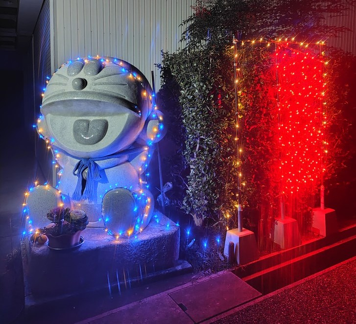 ドラえもんの石像にイルミネーション